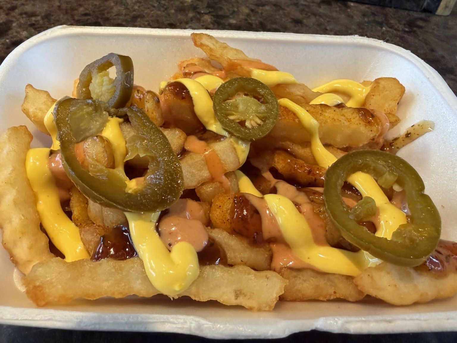 Pommes frites med saus og jalapenos